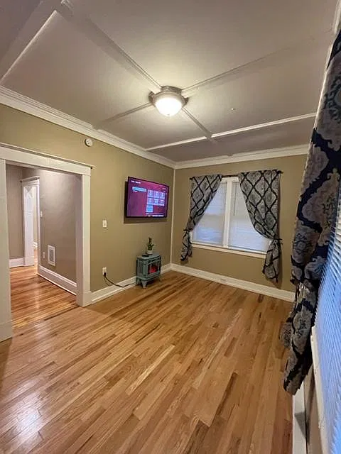 4 bed, $2,400 — Photo 2