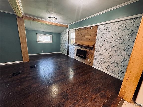 3rd image of 406 Main St