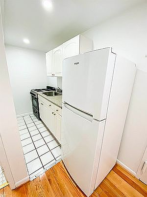 4th image of 413 E 9th St #Gr2