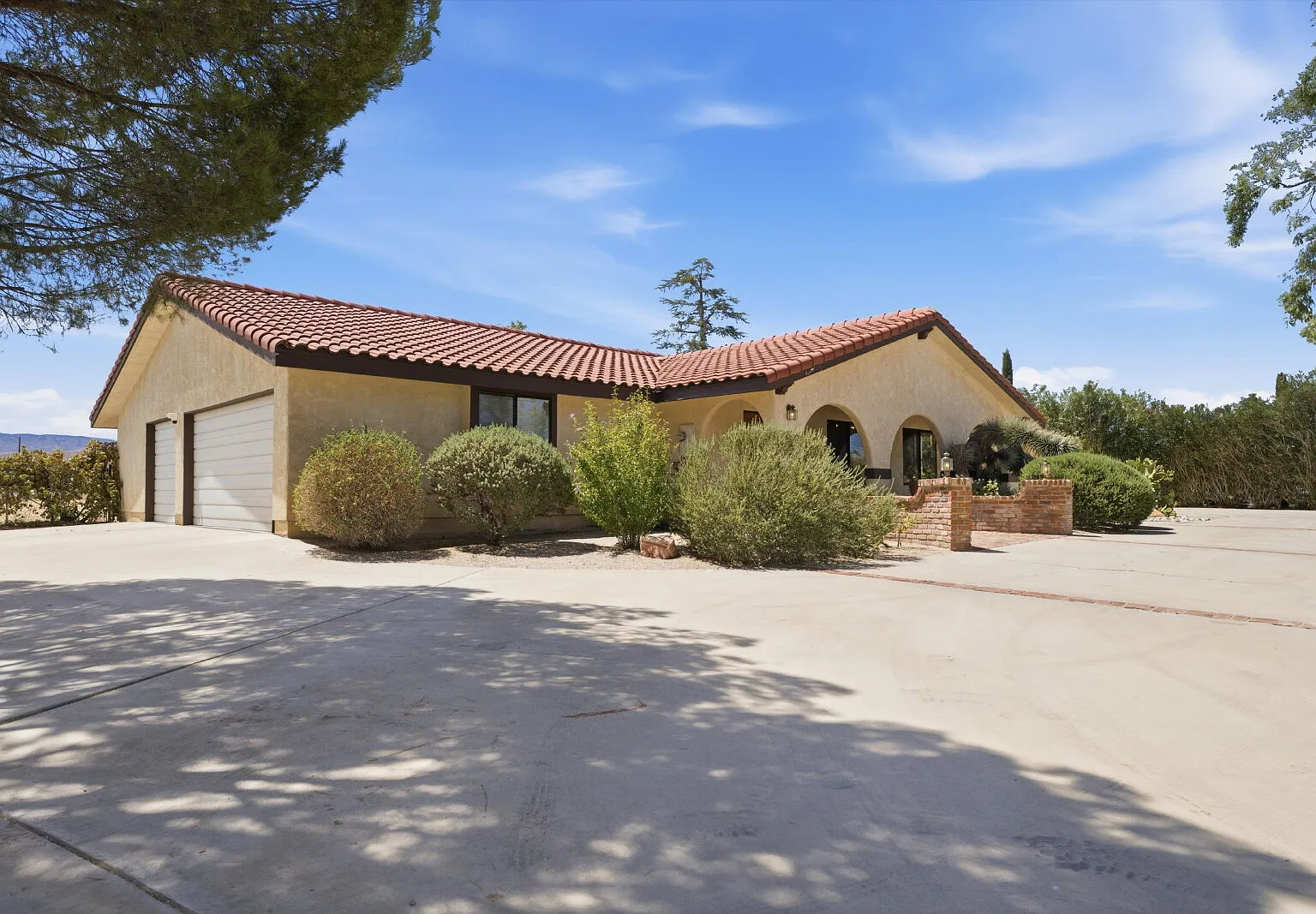 3 bed, 2.0 bath, 2490 sqft, $3,600 — Photo 4
