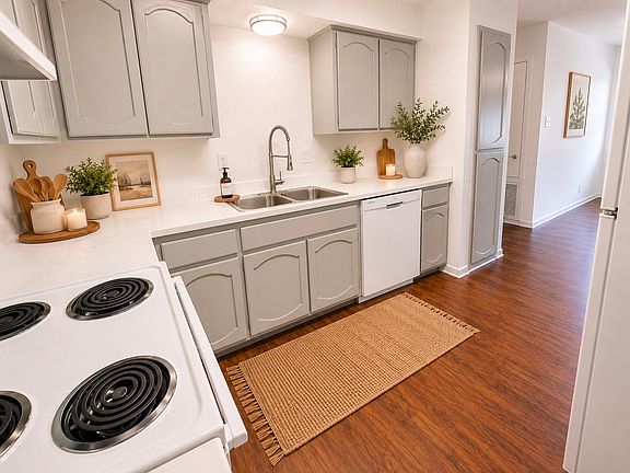4th image of 407 N Plant Ave