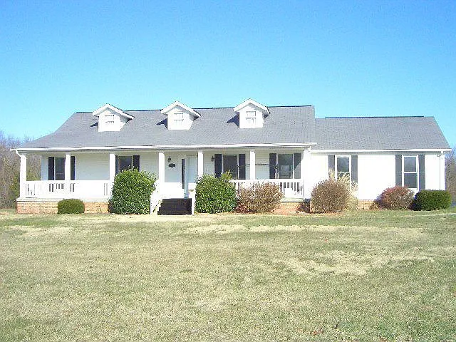 900 Cedar Lake Dr photo 1