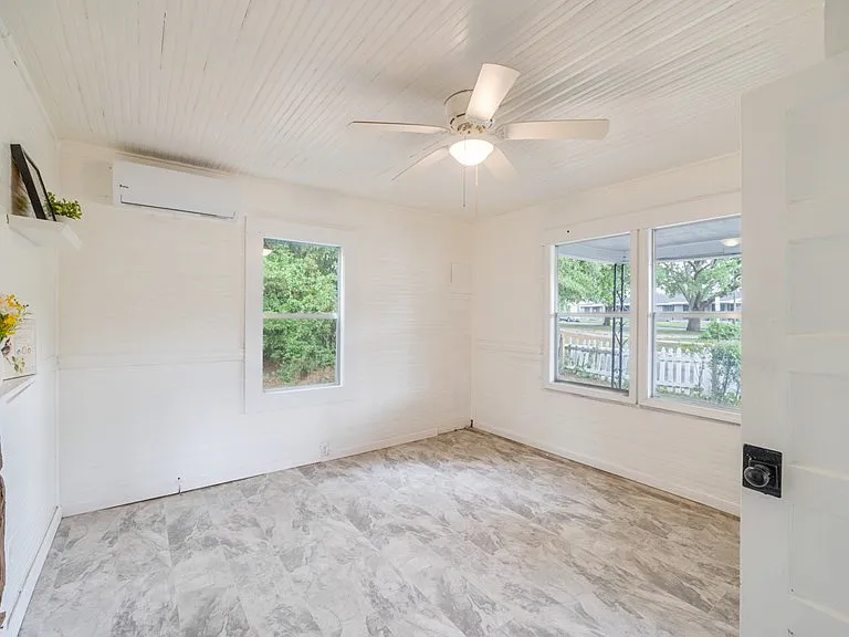 1528 Fletcher St — Photo 16