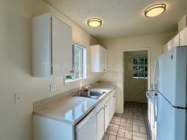 6041 SW Valley Ave — Photo 6