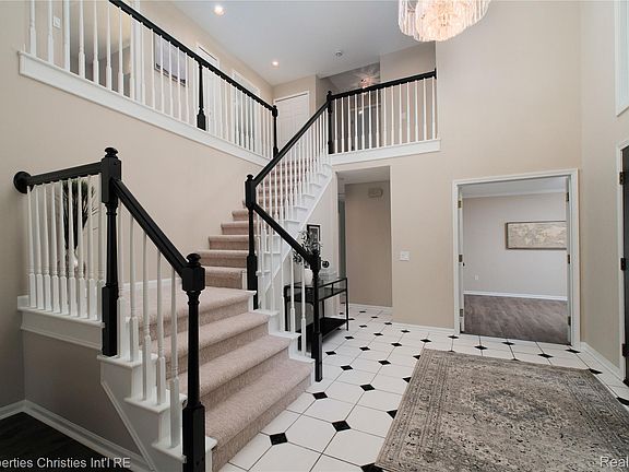5th image of 22452 Fuller Dr