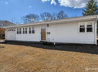 3 Tyne Ct S, Kendall Park, NJ 08824