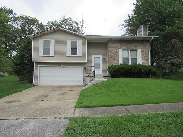 696 Cottonwood Dr — Photo 1