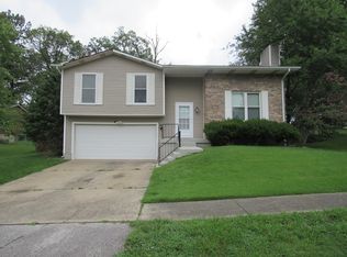 696 Cottonwood Dr, Radcliff, KY 40160