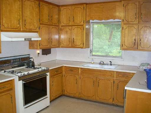 5th image of 1076 Pine St NE