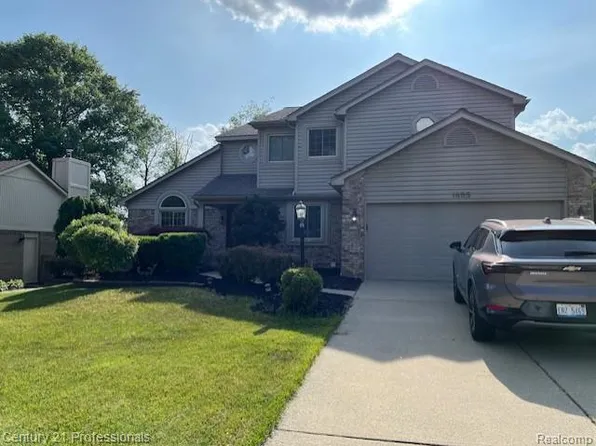 1855 Willowicke Dr, Wixom, MI 48393