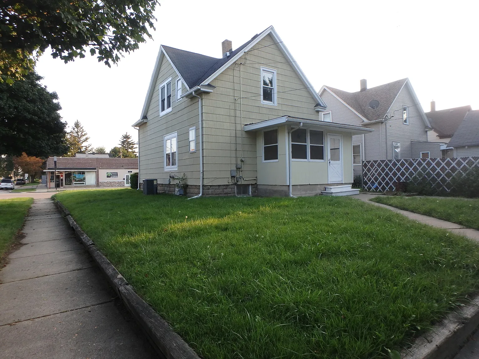 3104 60th St photo 1