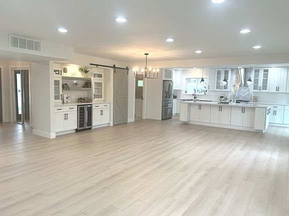 4th image of 815 Downing Dr