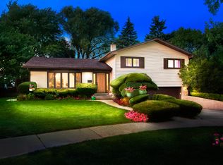 212 E Knob Hill Dr, Arlington Heights, IL 60004