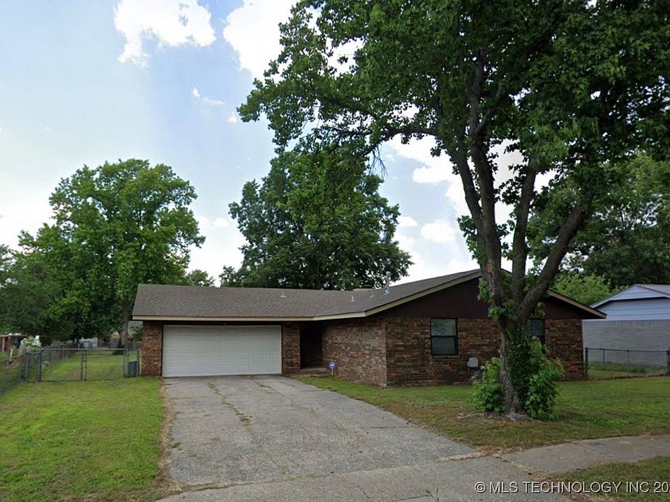 1st image of 1816 Surrey Dr