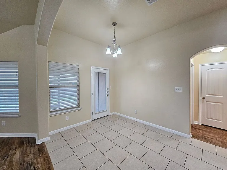 300 W Libra Dr — Photo 9