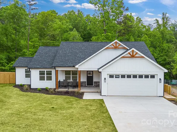 1222 Summerhill St, Lenoir, NC 28645