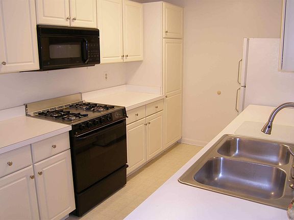 3rd image of 10021 Vanderbilt Cir APT 7