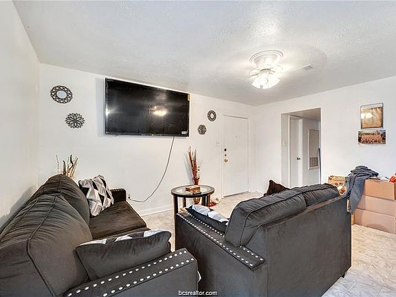 4th image of 1526 Pine Ridge Dr APT C
