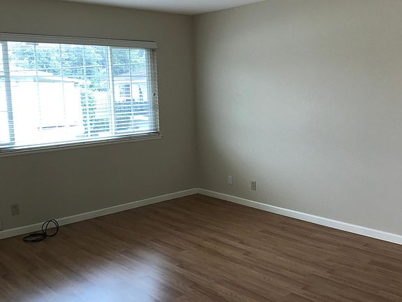4th image of 4-438 Greendale Way Unit 4
