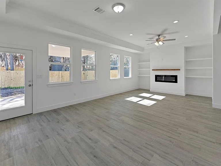 939 Lake View Dr — Photo 6