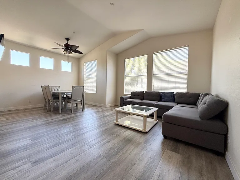 801 Maplewood — Photo 13