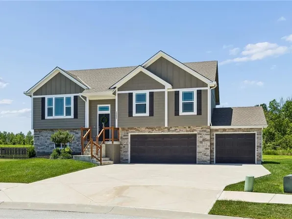 20602 Copper Creek Dr, Peculiar, MO 64078