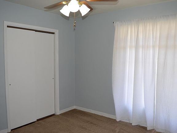 3rd image of 414 Oakwood Dr