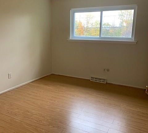 4th image of 6381 Wells Dr