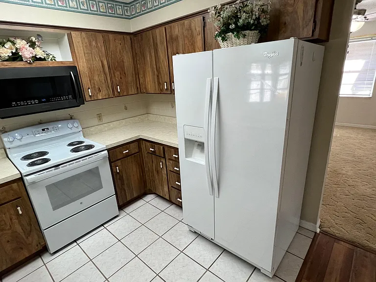 Large side by side refrigerator with huge ice bin and cold water!