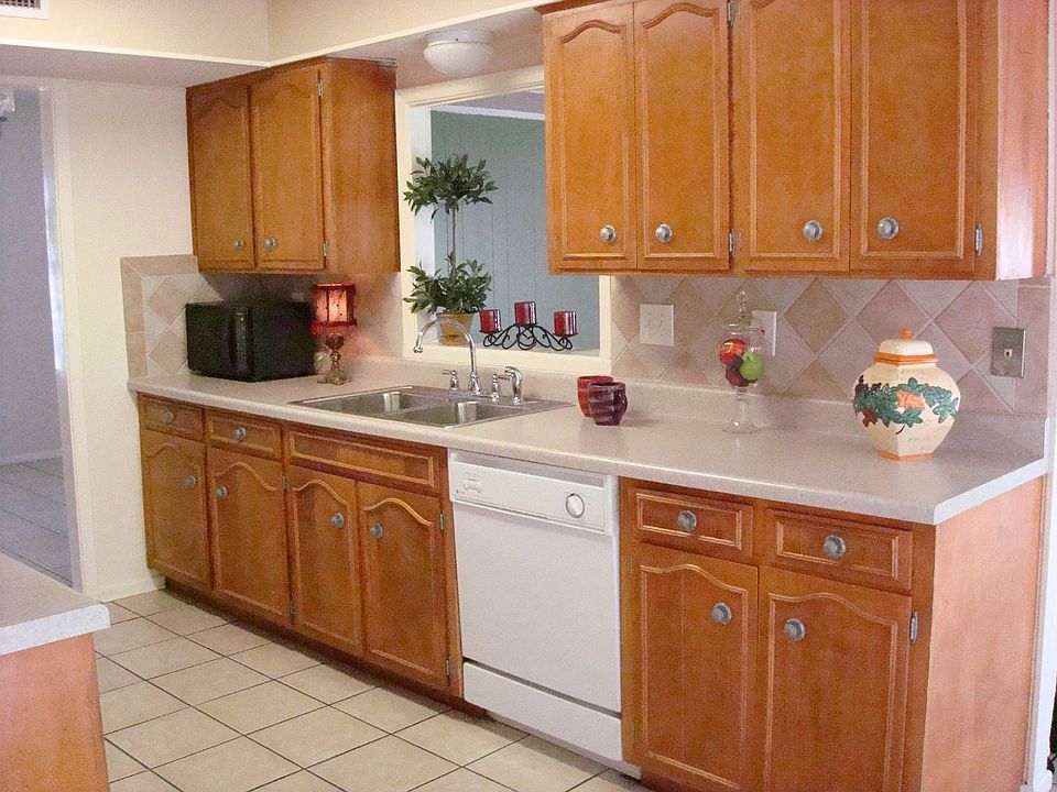 Bright kitchen w/ breakfast area