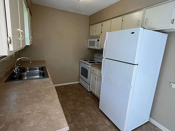 4th image of 201 NE Westwind Dr APT B