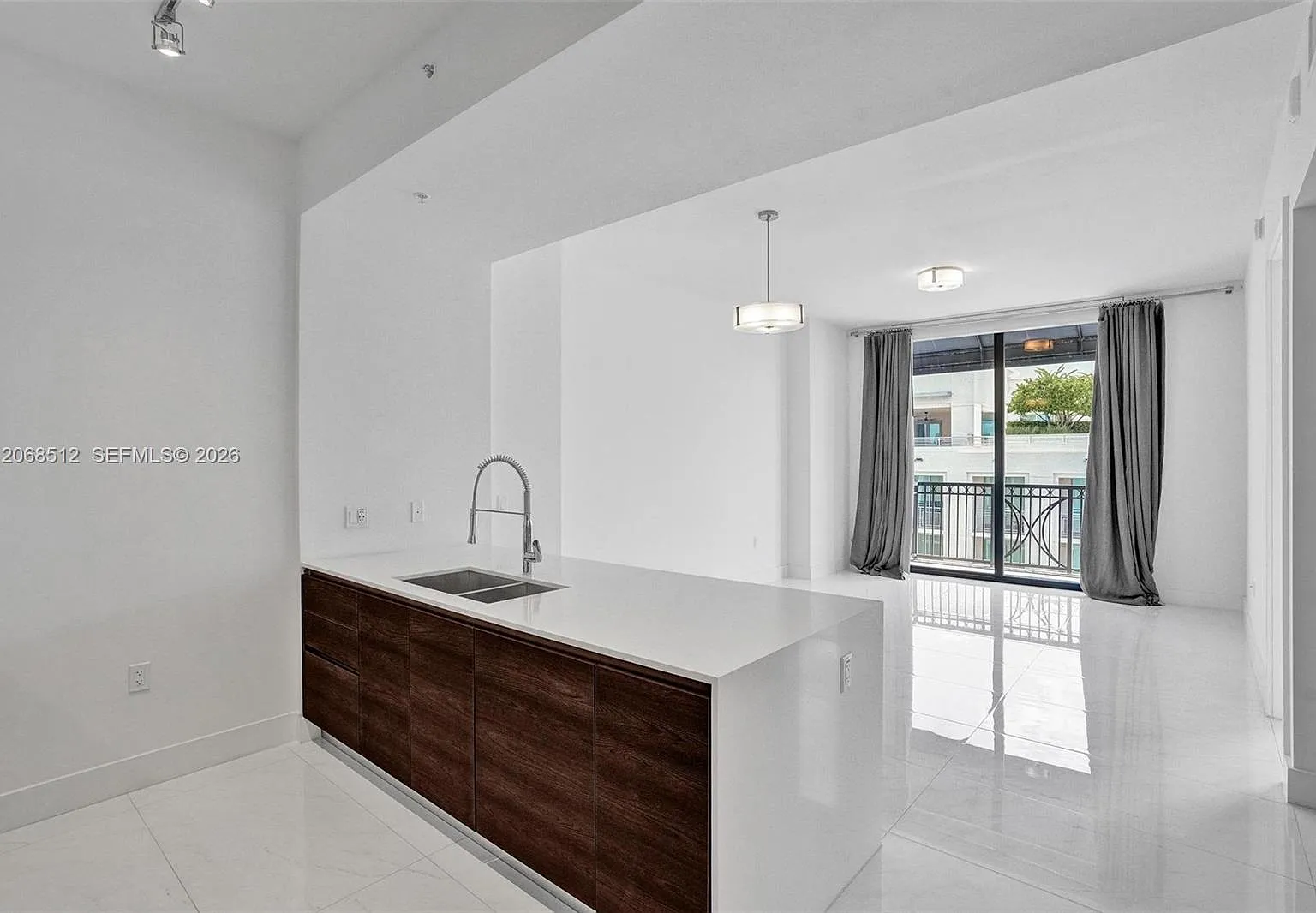 Merrick Manor Condo — Photo 2