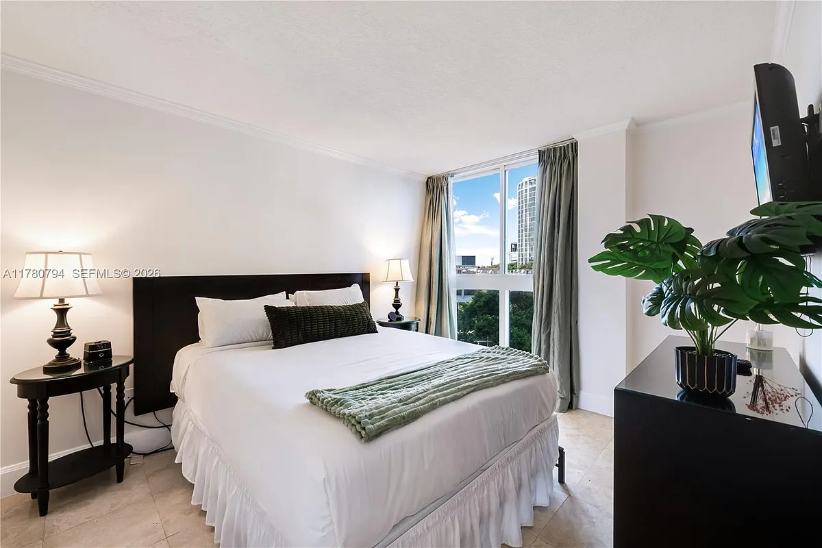 Building Photo - 2951 S Bayshore Dr #815