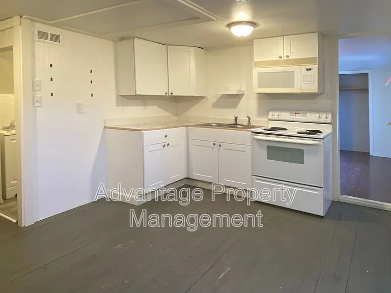 240 NW 9th St #4 — Photo 5