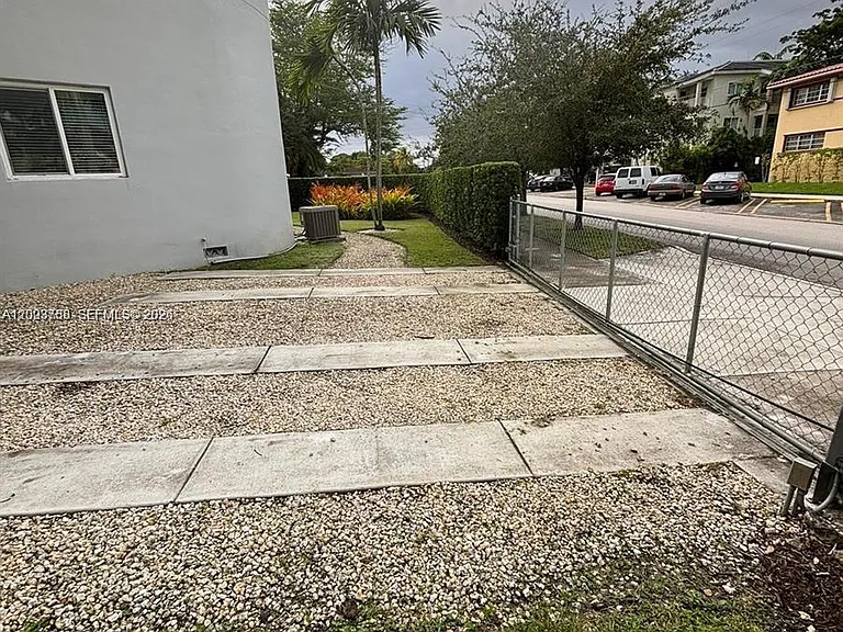 685 SW 19th Rd — Photo 13