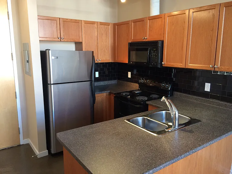 404 King St W — Photo 2
