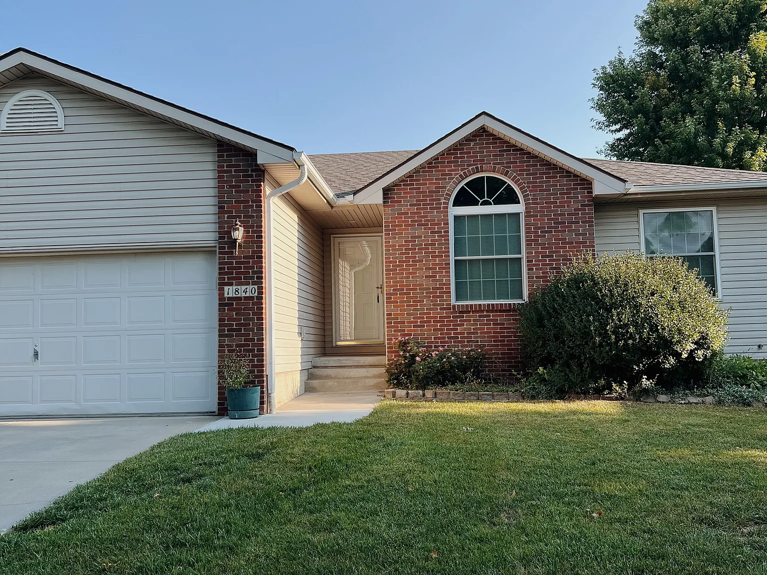 4 bed, 2089 sqft, $2,600 — Photo 2