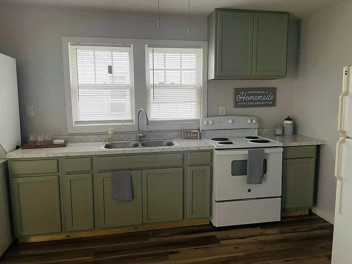 Building Photo - 717 Riverview Dr