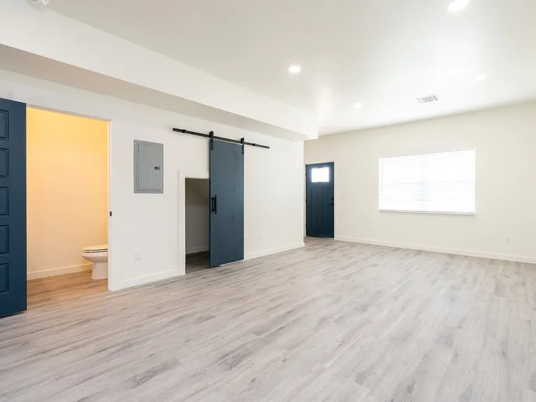 2885 N Oliver St — Photo 30
