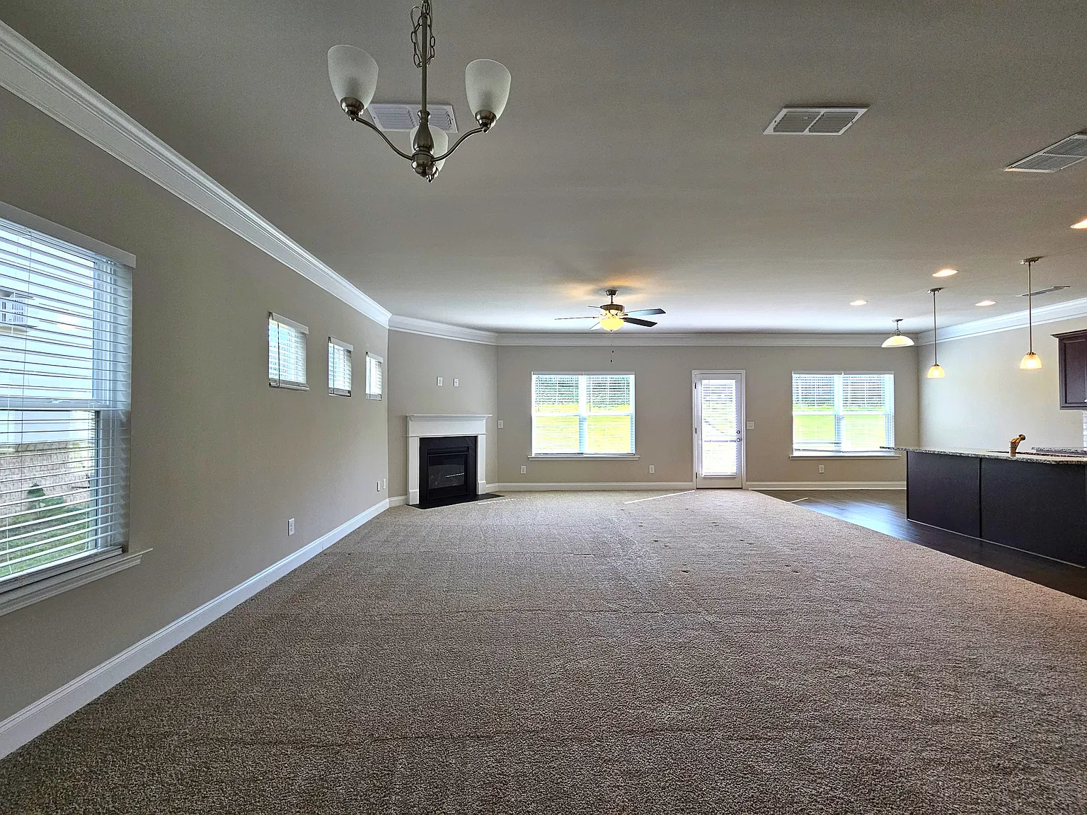 4 bed, 2.5 bath, 2440 sqft, $2,400 — Photo 4