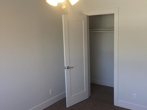 Bedroom w/ Walk-in closet