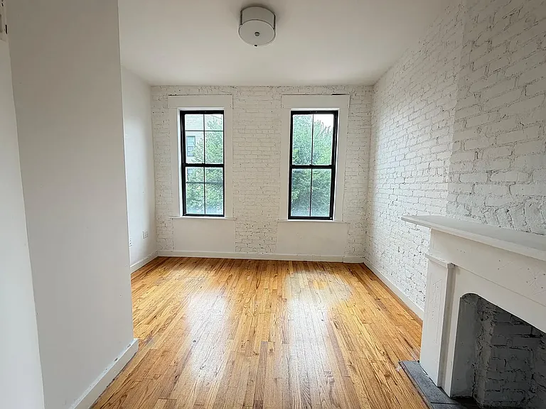 107 Cornelia St #2L — Photo 2