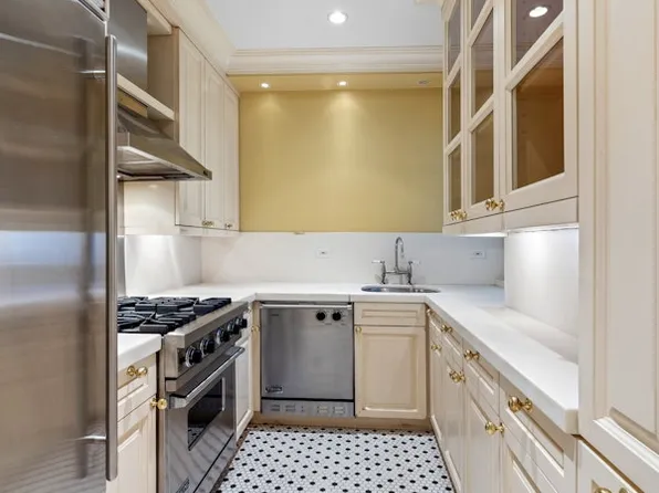 14 Sutton Place South image 9 of 12