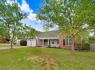 612 Fairbluff Dr, Hope Mills, NC 28348