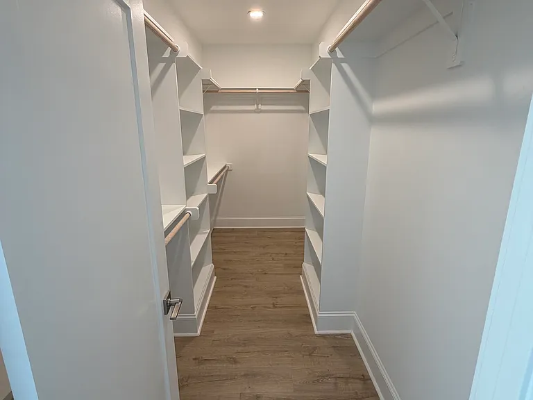 912 Chatham Ln — Photo 2