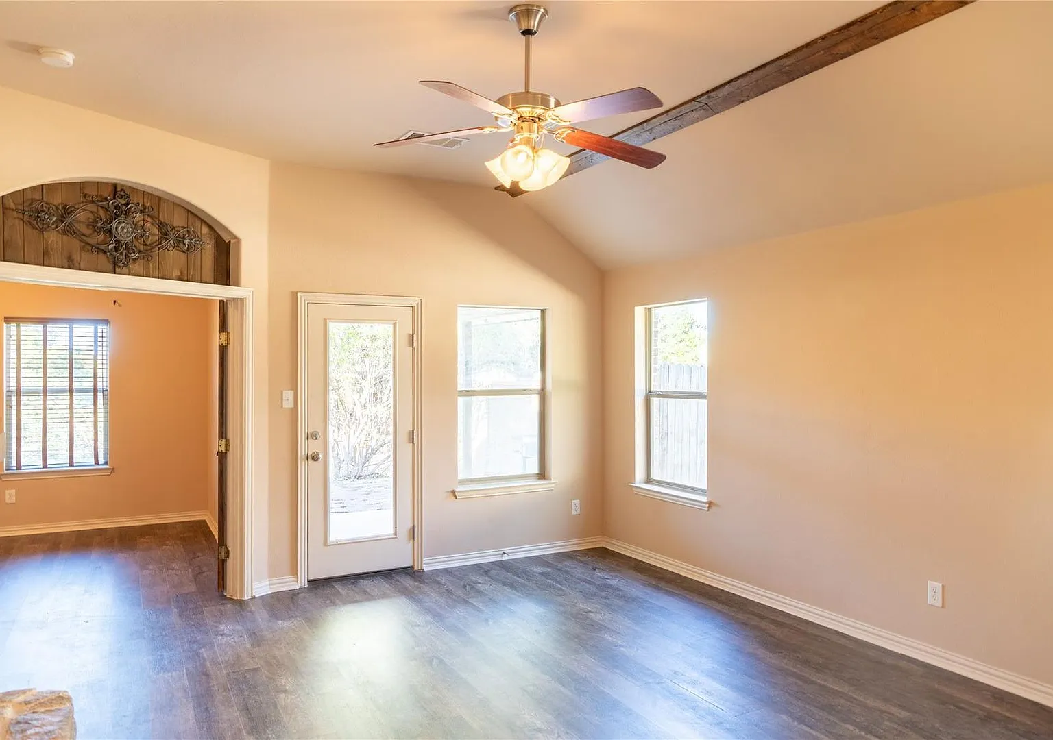 Spacious 3-Bedroom Frisco Home in Gated Community — Photo 4