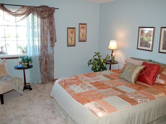 Master bedrm with walk-in-closet