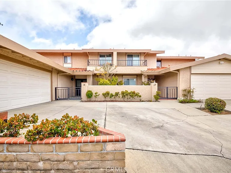 14 Peartree Ln — Photo 2