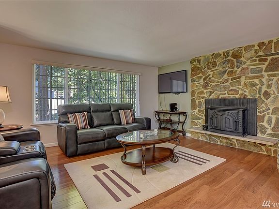 Quaint shady front seating area - furniture stays!