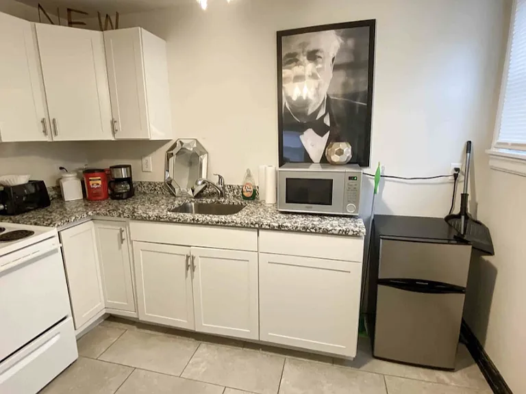 200 E Maxwell St — Photo 6
